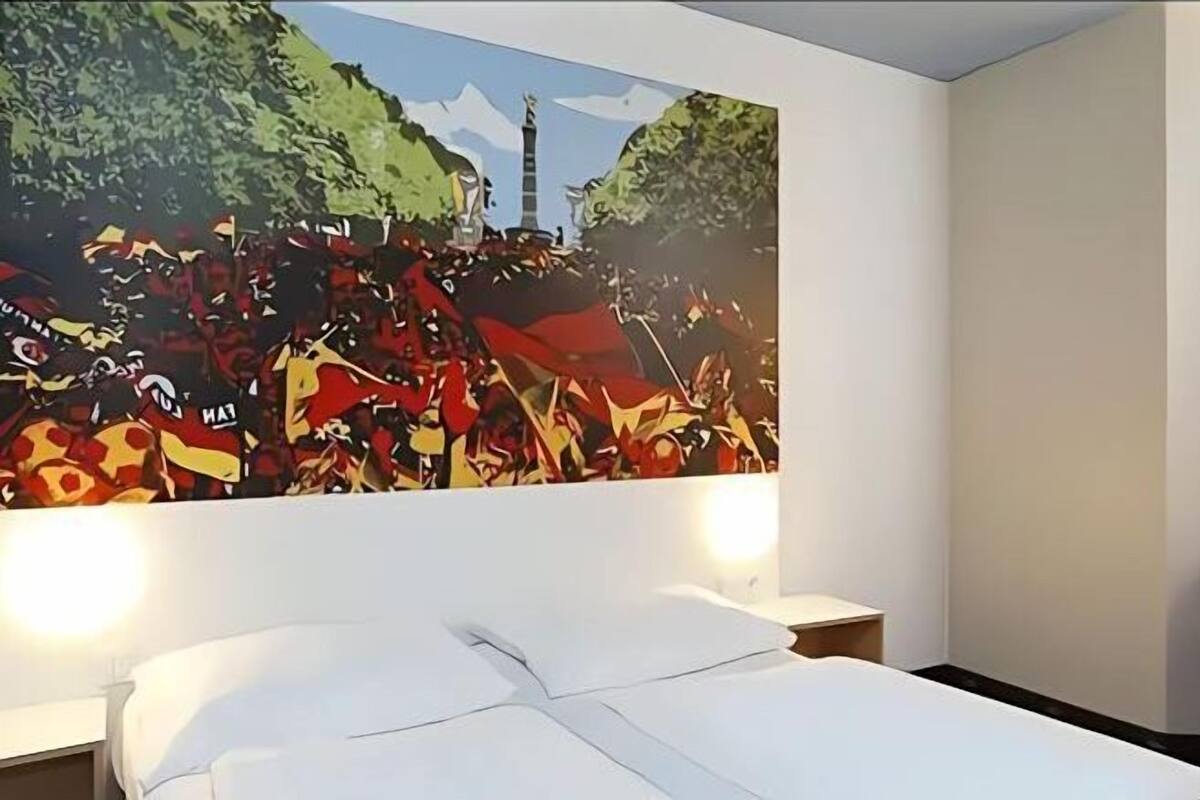Desk, soundproofing, free WiFi, bed sheets