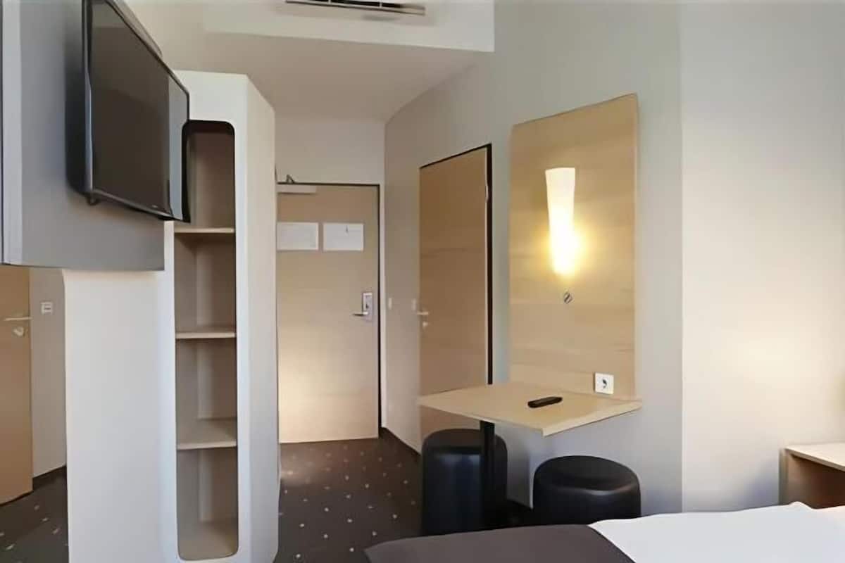 Desk, soundproofing, free WiFi, bed sheets