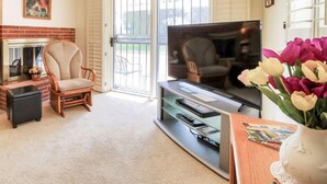 A living room with a fireplace, a television, and a seating area. - Stay and Play! *Golfers Retreat *Budget Friendly (Prescott)