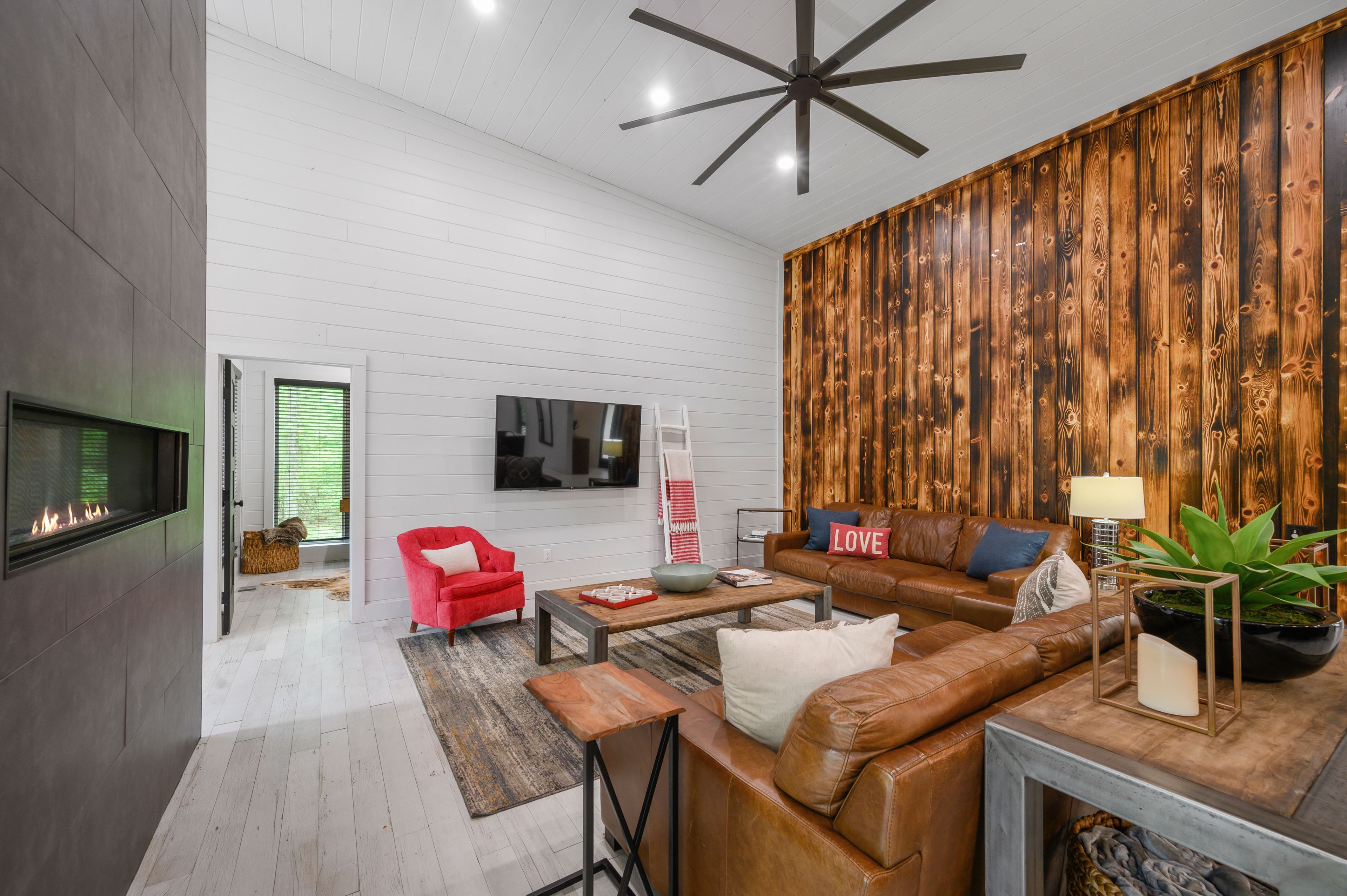 CHARRED PINES, BRAND NEW is sleek and ultra MODERN --Sleeps 12!!!