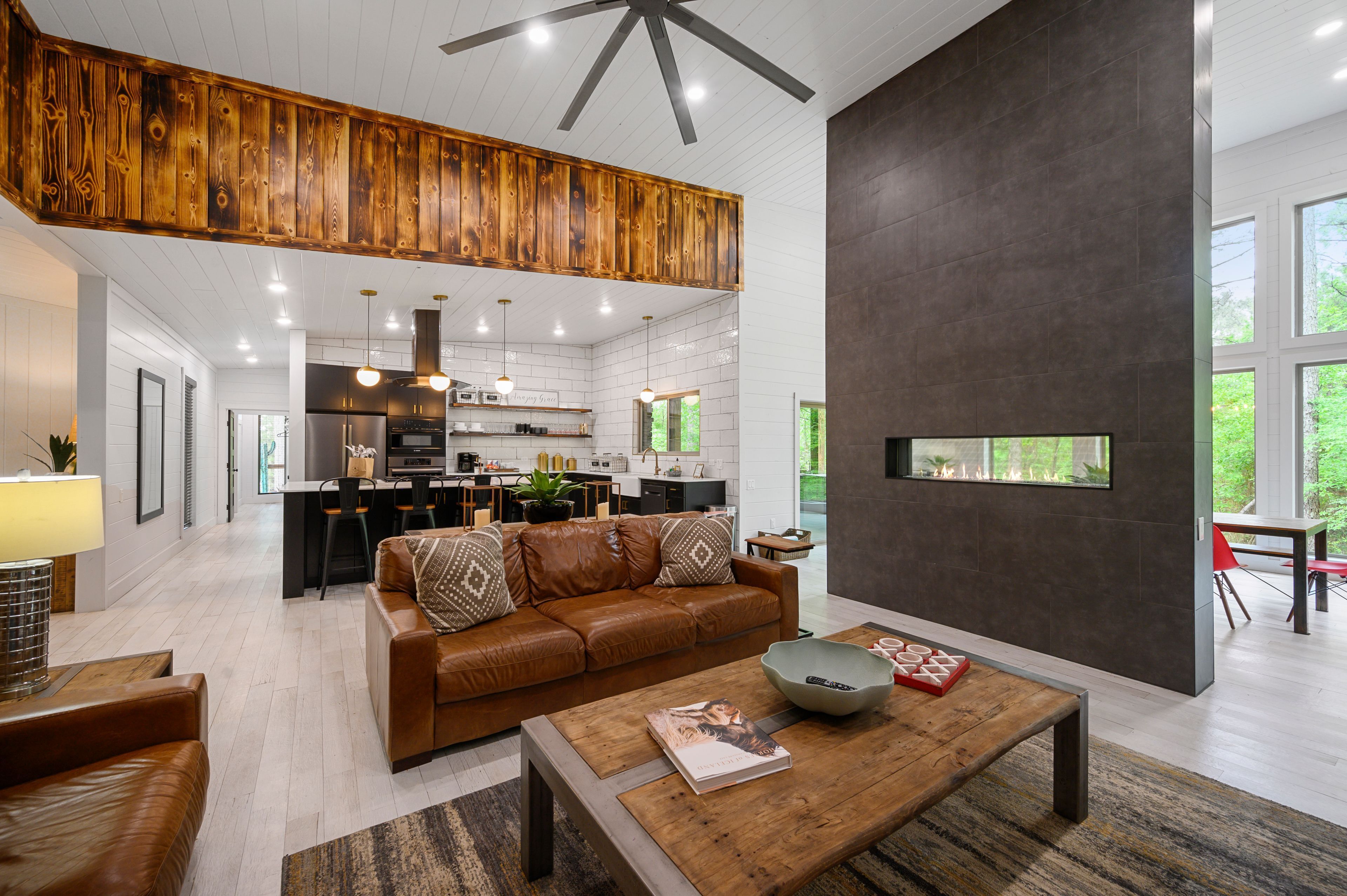 CHARRED PINES, BRAND NEW is sleek and ultra MODERN --Sleeps 12!!!