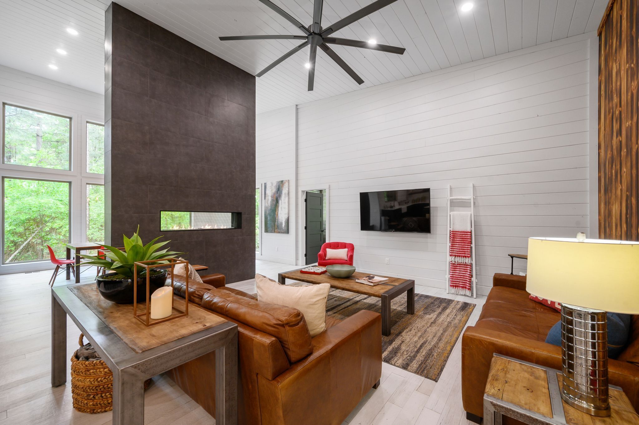 CHARRED PINES, BRAND NEW is sleek and ultra MODERN --Sleeps 12!!!