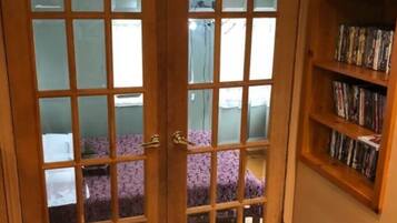 5 bedrooms, desk, iron/ironing board, WiFi