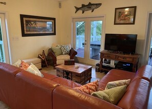 Smart TV, DVD player, books, stereo