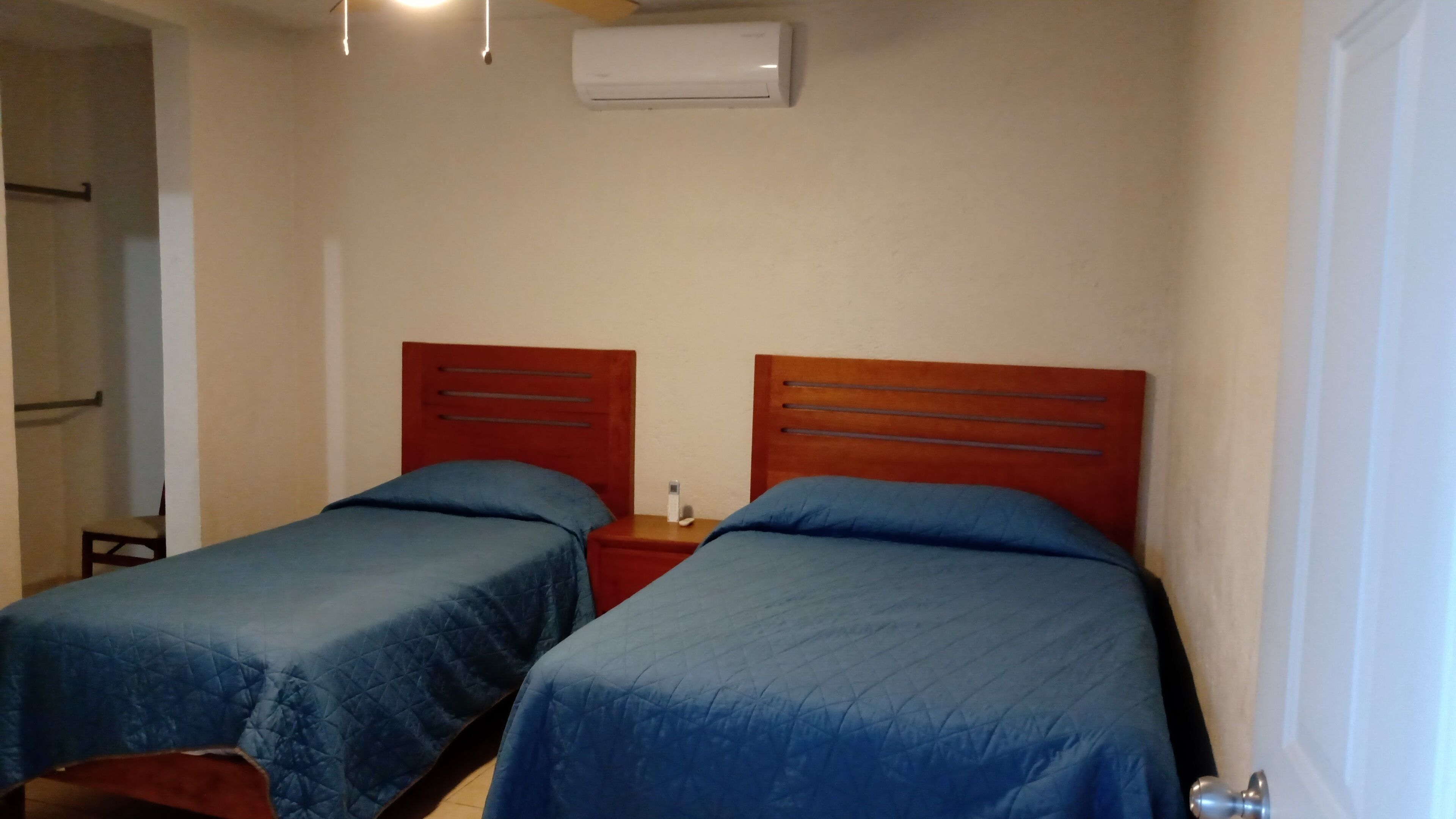 Casa Las Golondrinas cuenta con alberca privada y suites con baño completo y AC.