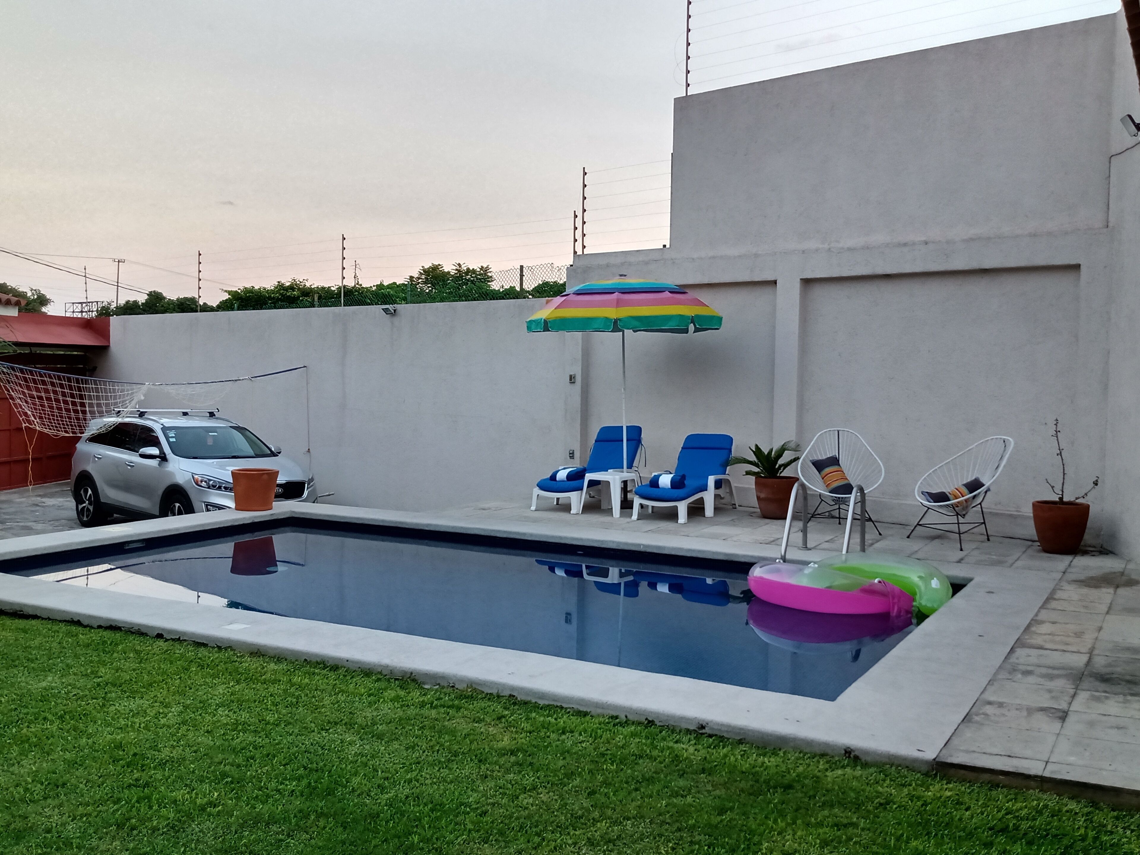 Casa Las Golondrinas cuenta con alberca privada y suites con baño completo y AC.