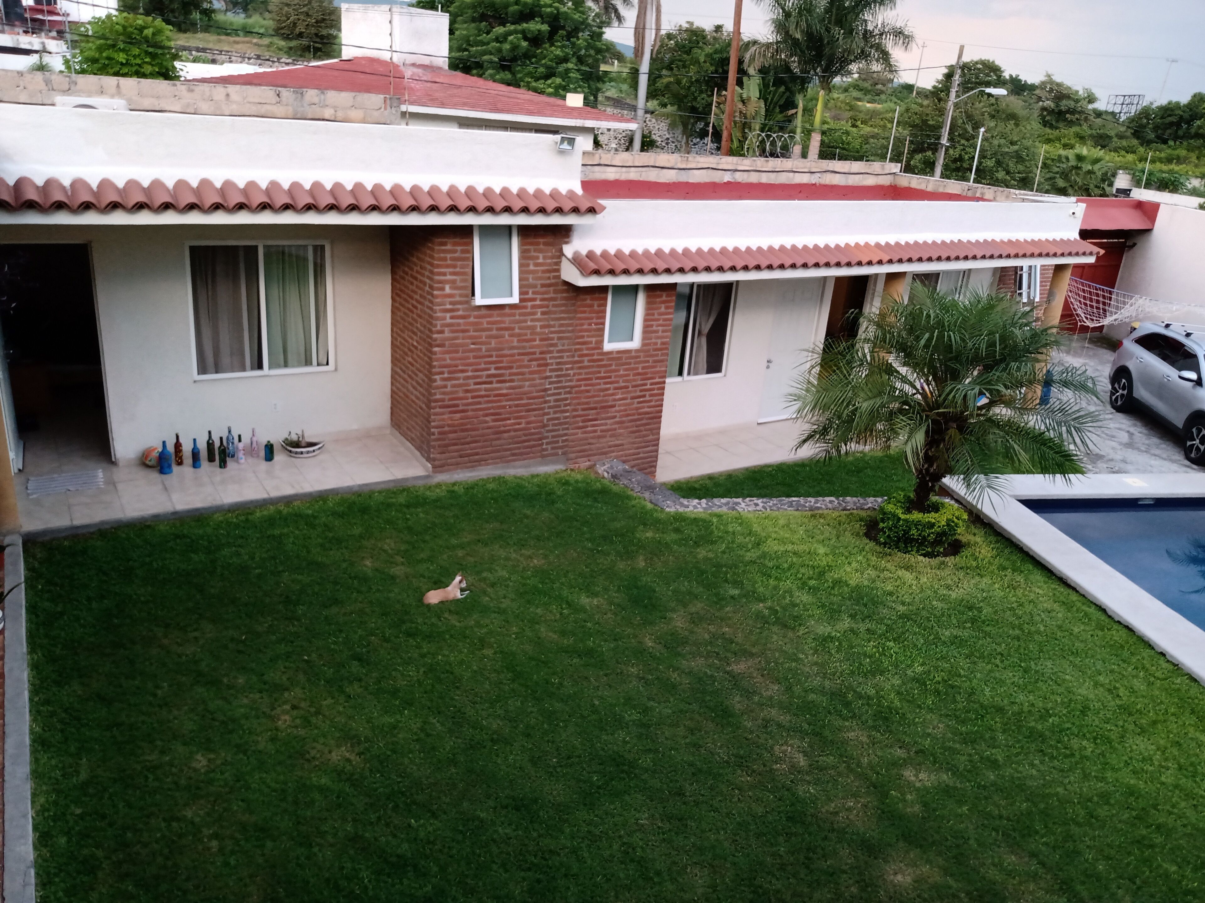 Casa Las Golondrinas cuenta con alberca privada y suites con baño completo y AC.