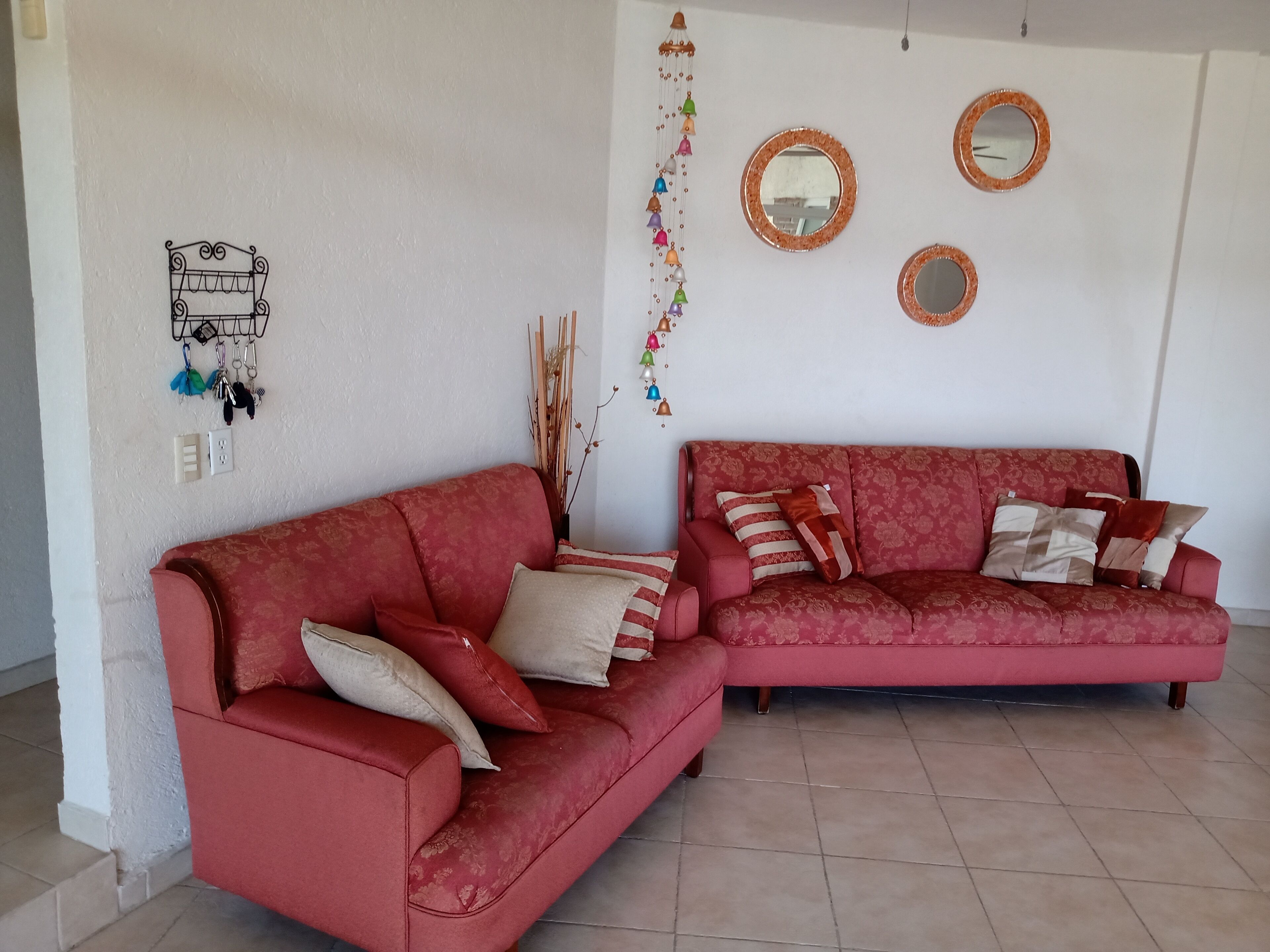 Casa Las Golondrinas cuenta con alberca privada y suites con baño completo y AC.