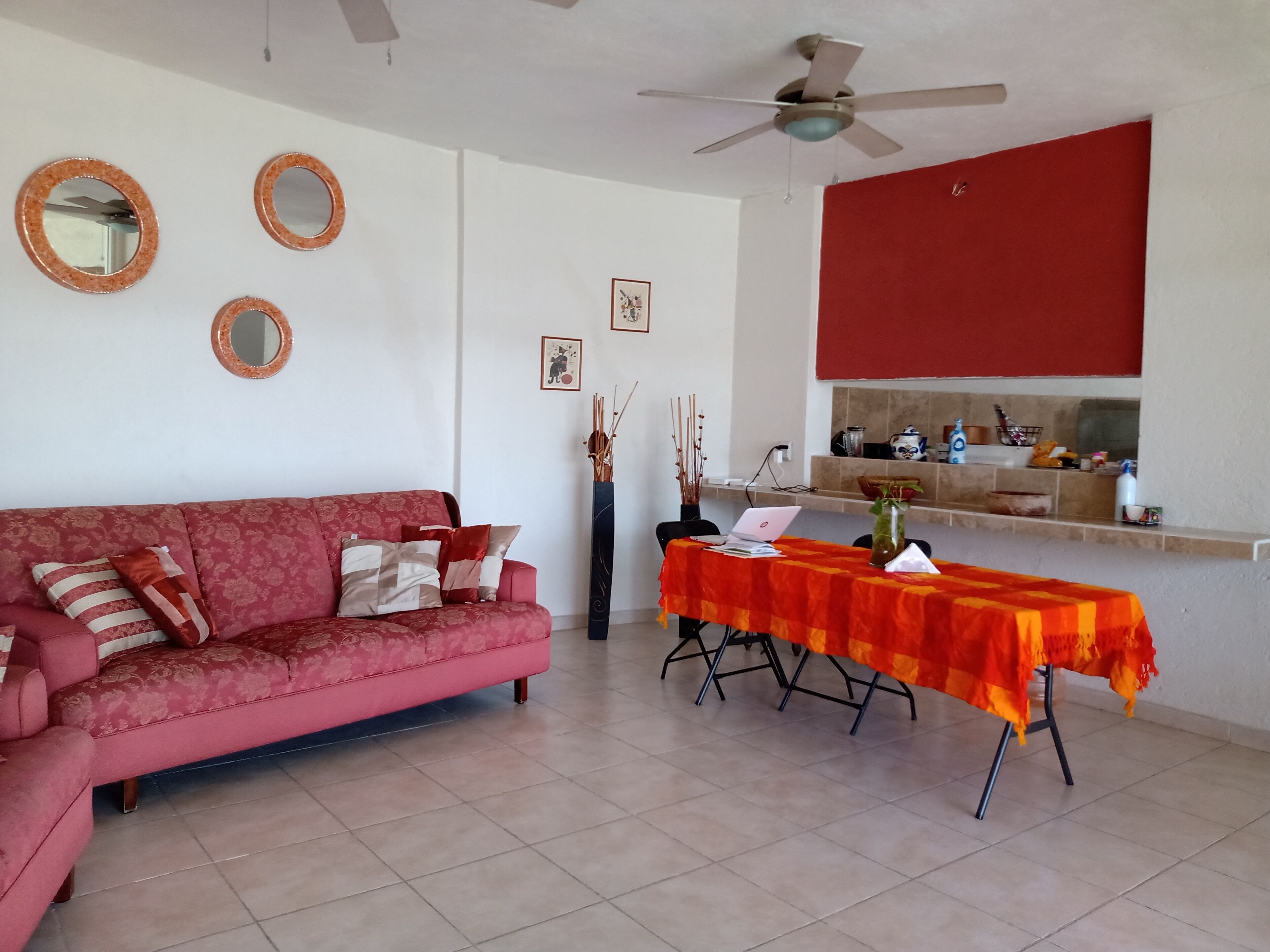 Casa Las Golondrinas cuenta con alberca privada y suites con baño completo y AC.