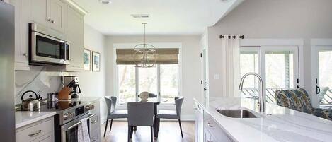 冷蔵庫、電子レンジ、オーブン、コンロ