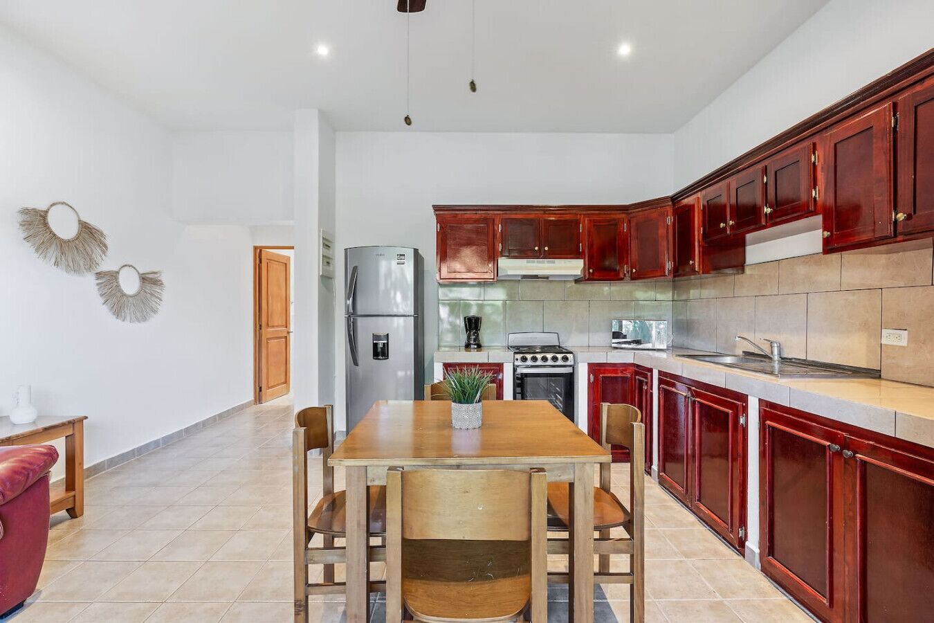 Jääkaappi, mikroaaltouuni, uuni, liesi