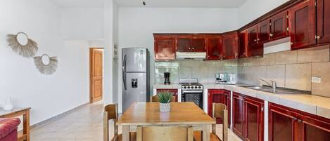 Jääkaappi, mikroaaltouuni, uuni, liesi