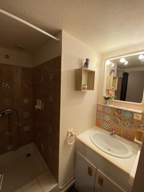Dusche, Haartrockner, Seife, Toilettenpapier