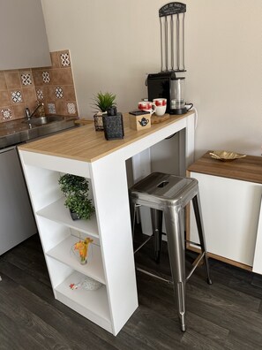 Réfrigérateur, micro-ondes, plaque de cuisson, cafetière/bouilloire