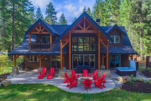 A log cabin with a large deck, outdoor seating, and a hot tub. - Perfect Retreat for multiple families! On the Golf Course | Hot Tub and more! (Cle Elum)