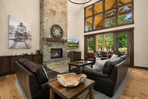 Televisión, chimenea, reproductor de DVD, futbolito