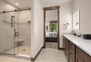Combined shower/bathtub, hair dryer, towels, soap - Perfect Retreat for multiple families! On the Golf Course | Hot Tub and more! (Cle Elum)