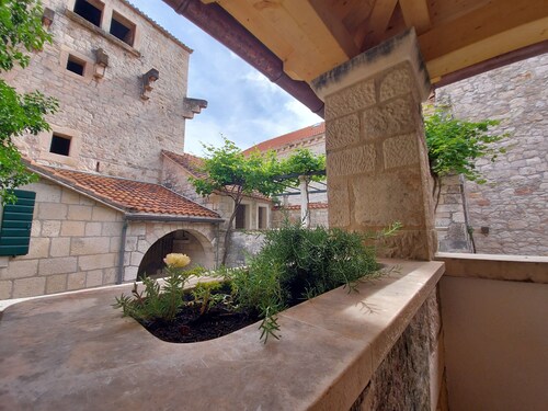 ISOLATED Vacation House "Kaštil", Pučišća, Brač