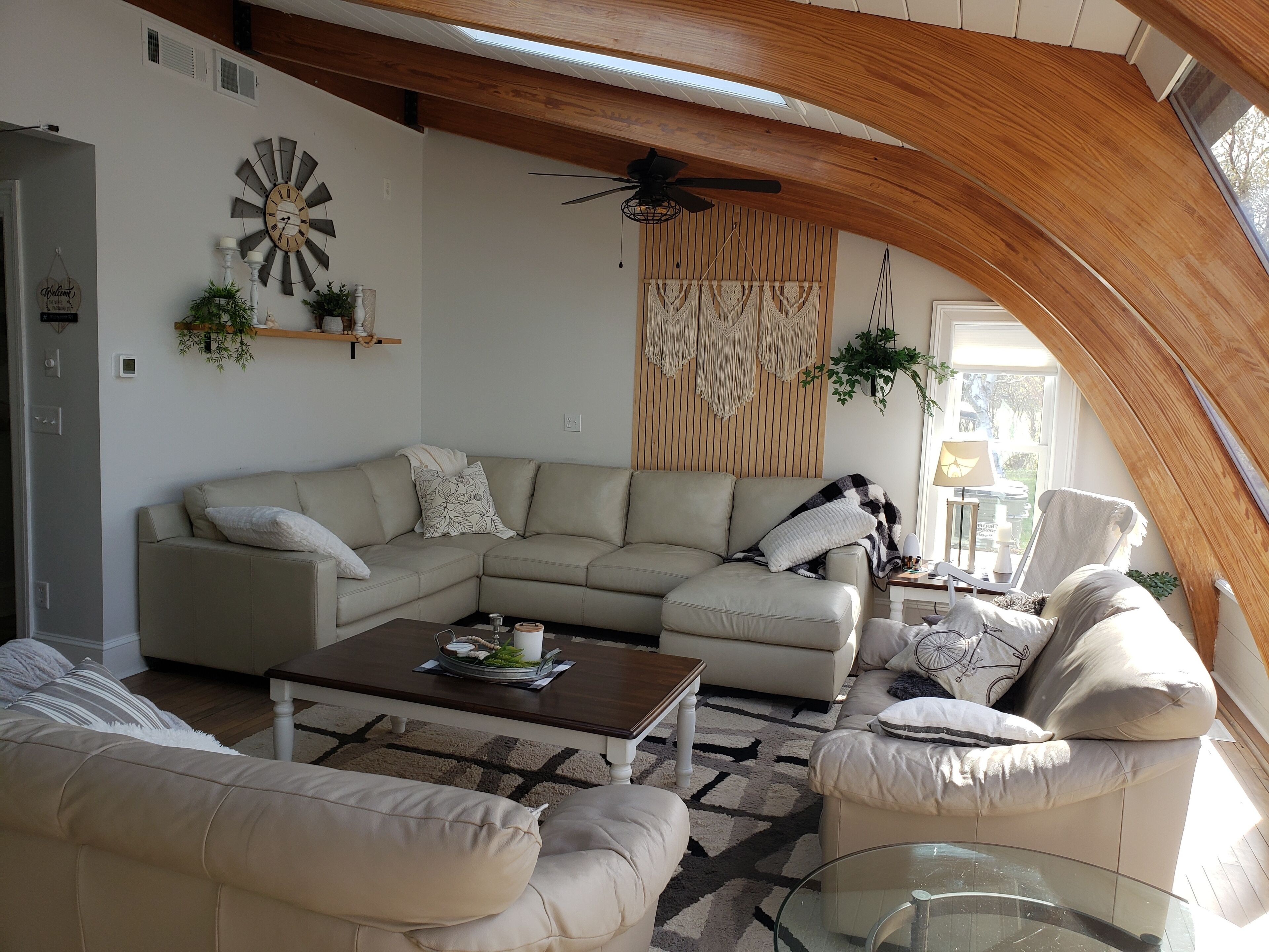 Smart TV, fireplace, books, stereo