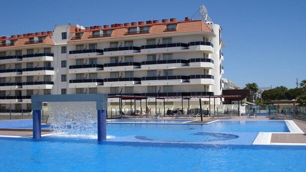 A hotel with a swimming pool, multiple balconies, and a red-tiled roof. - Don Angel Hotel (Santa Susanna)