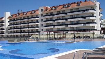 Een binnenzwembad en een buitenzwembad