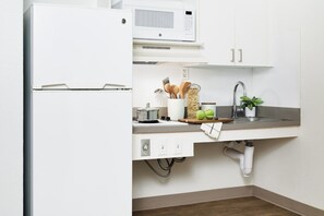 Frigorífico, microondas, placa de cocina y congelador