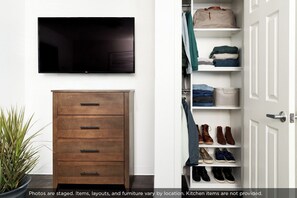 Premium Room, 1 Queen Bed | 1 bedroom, bed sheets