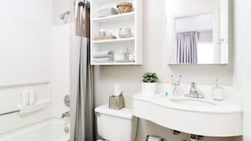 Grand Room, 1 Queen Bed | Bathroom