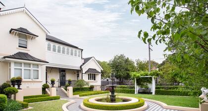 Designer Studio in Grand Manor 20 min From Sydney