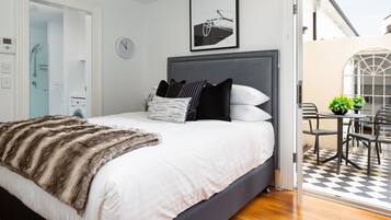 Desk, iron/ironing board, WiFi, bed sheets