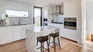 Micro-ondes, four, plaque de cuisson, cafetière/bouilloire