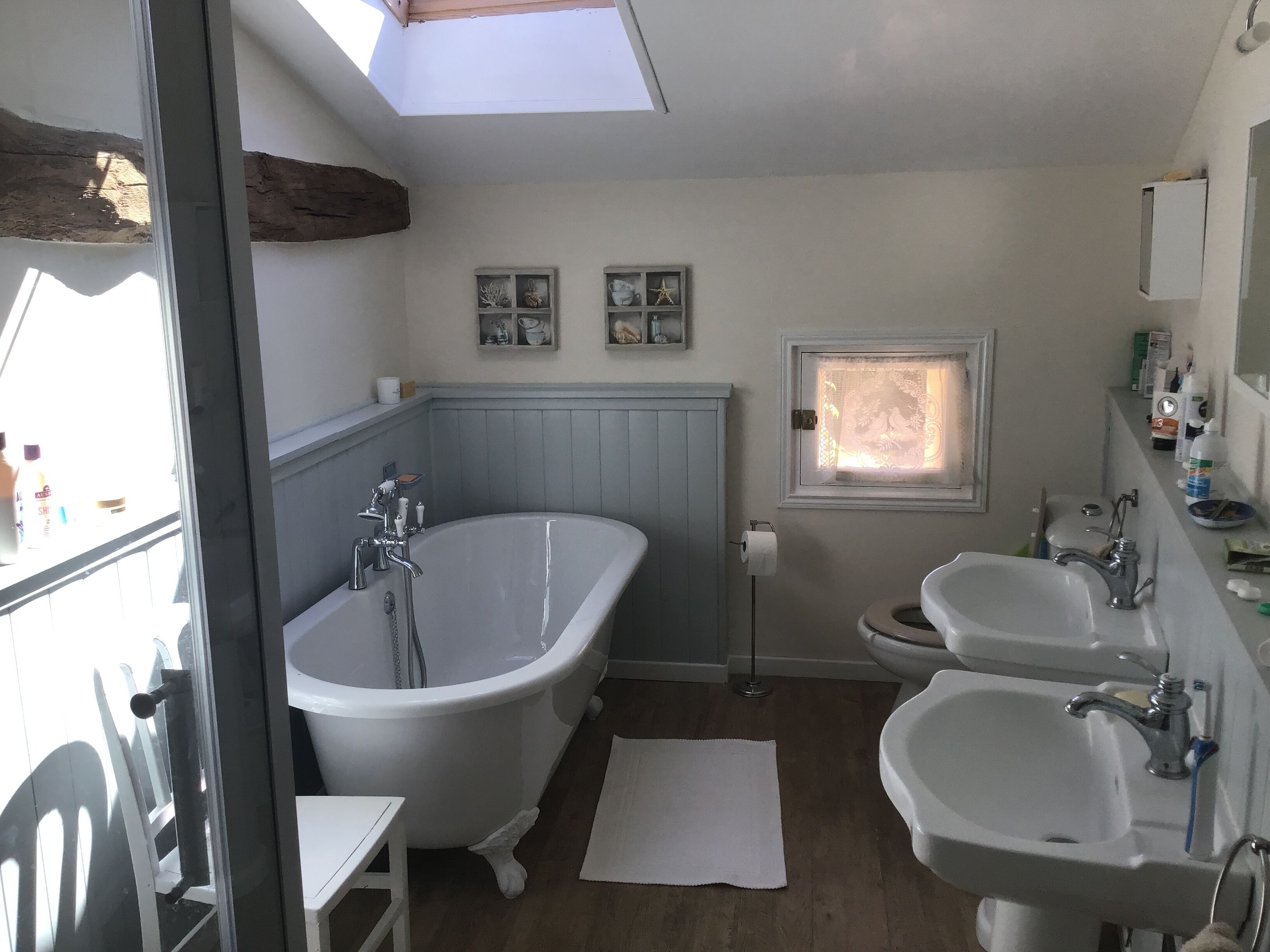 Baignoire, sèche-cheveux, serviettes fournies, savon