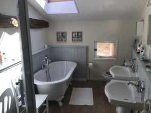 Bañera, secador de pelo, toallas y jabón