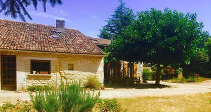 Spacious converted farmhouse with garden and pool close to the Gironde estuary