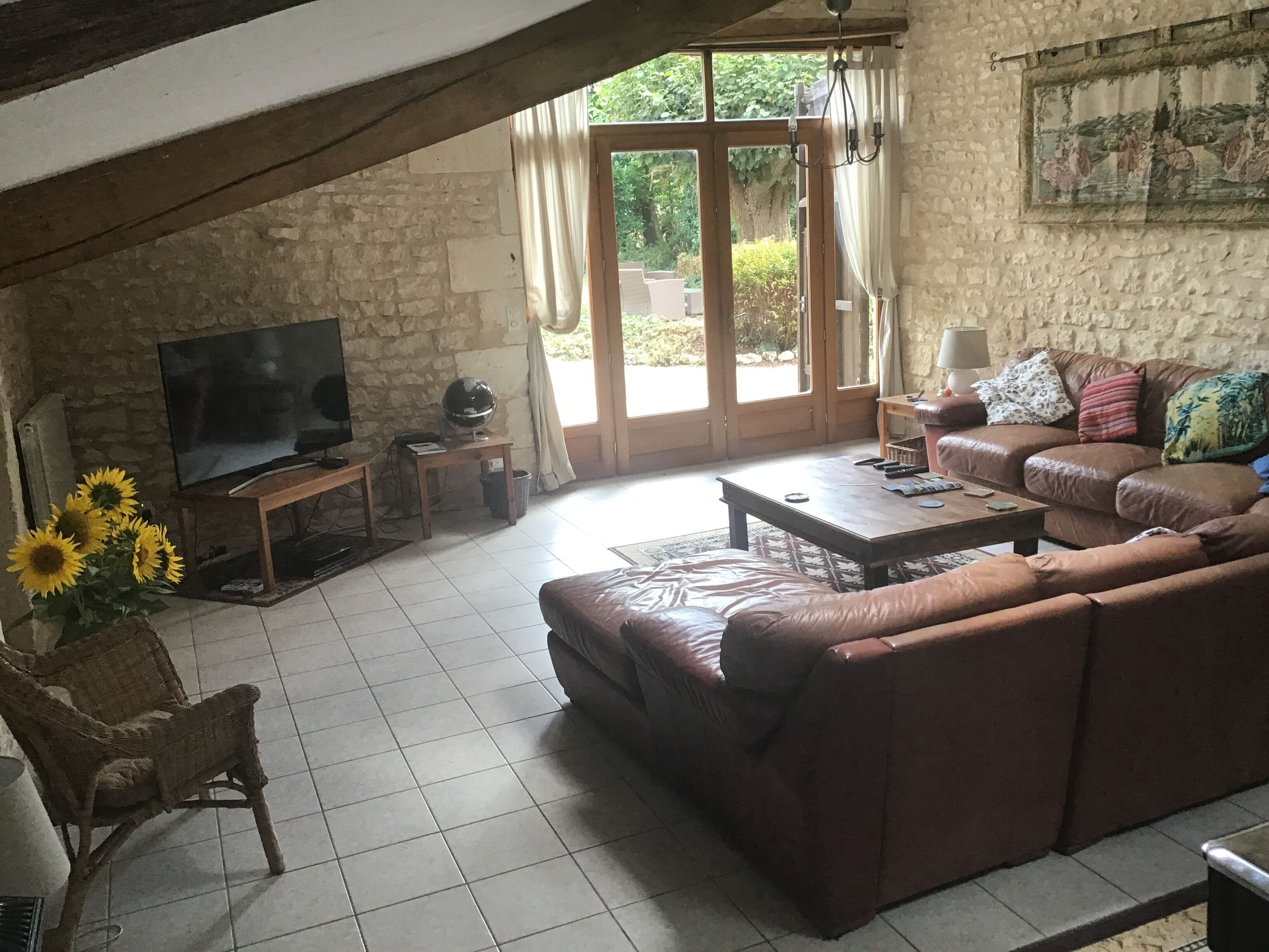 Een smart-tv, een open haard, Netflix en een dvd-speler