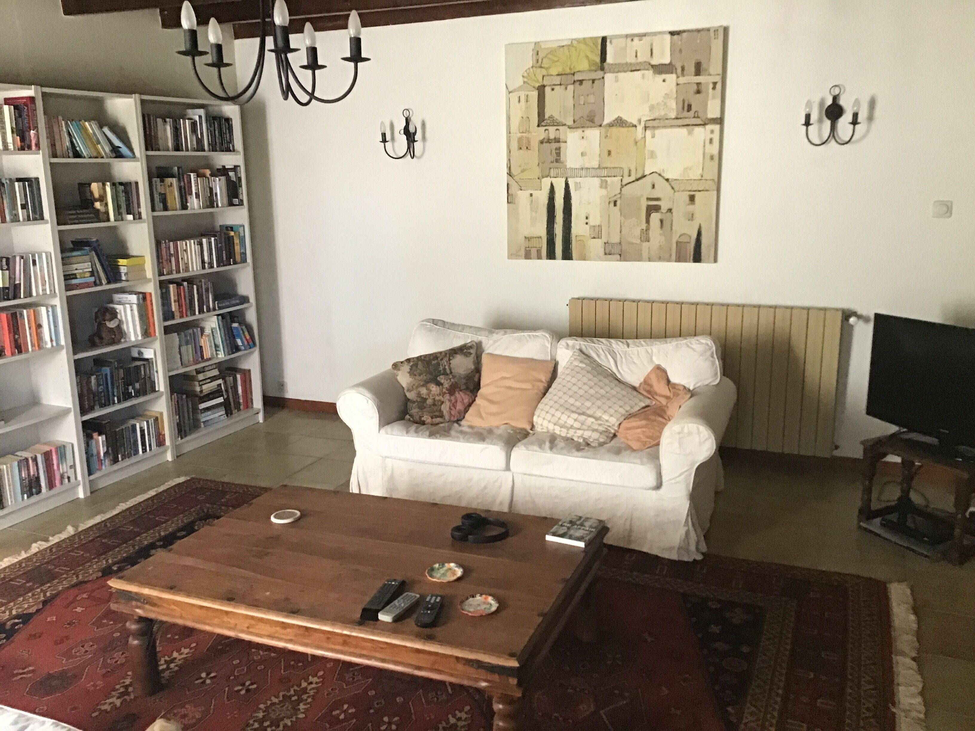 Een smart-tv, een open haard, Netflix en een dvd-speler