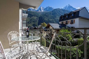 Enjoy your morning coffee at the foot of the mountains - Le Paradis 24 Apartment, Skiing, Chamonix All Year (Chamonix)