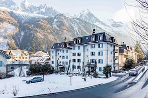 Apartment building and mountain views - Le Paradis 24 Apartment, Skiing, Chamonix All Year (Chamonix)
