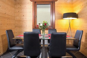 Dining area with seating for 6 people - Le Paradis 24 Apartment, Skiing, Chamonix All Year (Chamonix)
