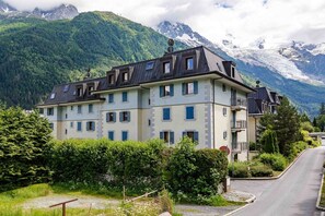 Paradis Residence in the summer - Le Paradis 24 Apartment, Skiing, Chamonix All Year (Chamonix)