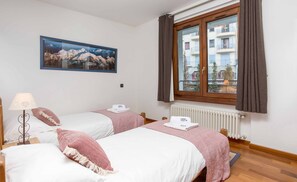 3 bedrooms, iron/ironing board, internet