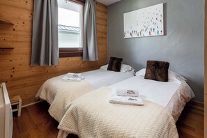 2nd Bedroom can be double or twin - Le Paradis Ski Apartment, Skiing Chamonix All Year (Chamonix)