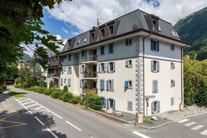 Paradis Residence in the summer - Le Paradis Ski Apartment, Skiing Chamonix All Year (Chamonix)