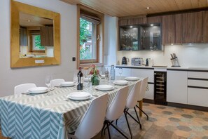 Large dining table for 8 people - Chamois Apartment, amazing views Chamonix All Year (Chamonix)