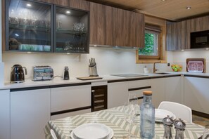 Lave-vaisselle, cafetiĂšre/bouilloire, tables Ă manger