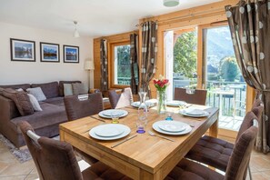 Open plan living dining room - Les Sonnailles Appt, Skiing, Chamonix All Year (chamonix)
