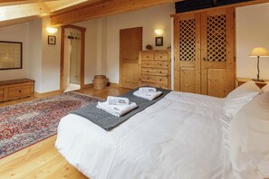 Double bedroom  - Les Sonnailles Appt, Skiing, Chamonix All Year (chamonix)
