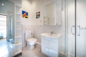 Second bedroom also has its own ensuite bathroom with shower - Rupicapra apartment, Skiing, Chamonix All Year (Chamonix)