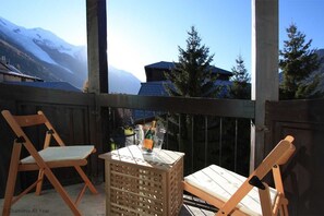 The balcony is a perfect spot to enjoy the mountain views - Rupicapra apartment, Skiing, Chamonix All Year (Chamonix)