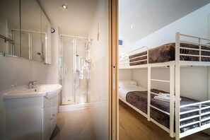 Bunk room shares the Jack'n'Jill bathroom with shower - Rupicapra apartment, Skiing, Chamonix All Year (Chamonix)